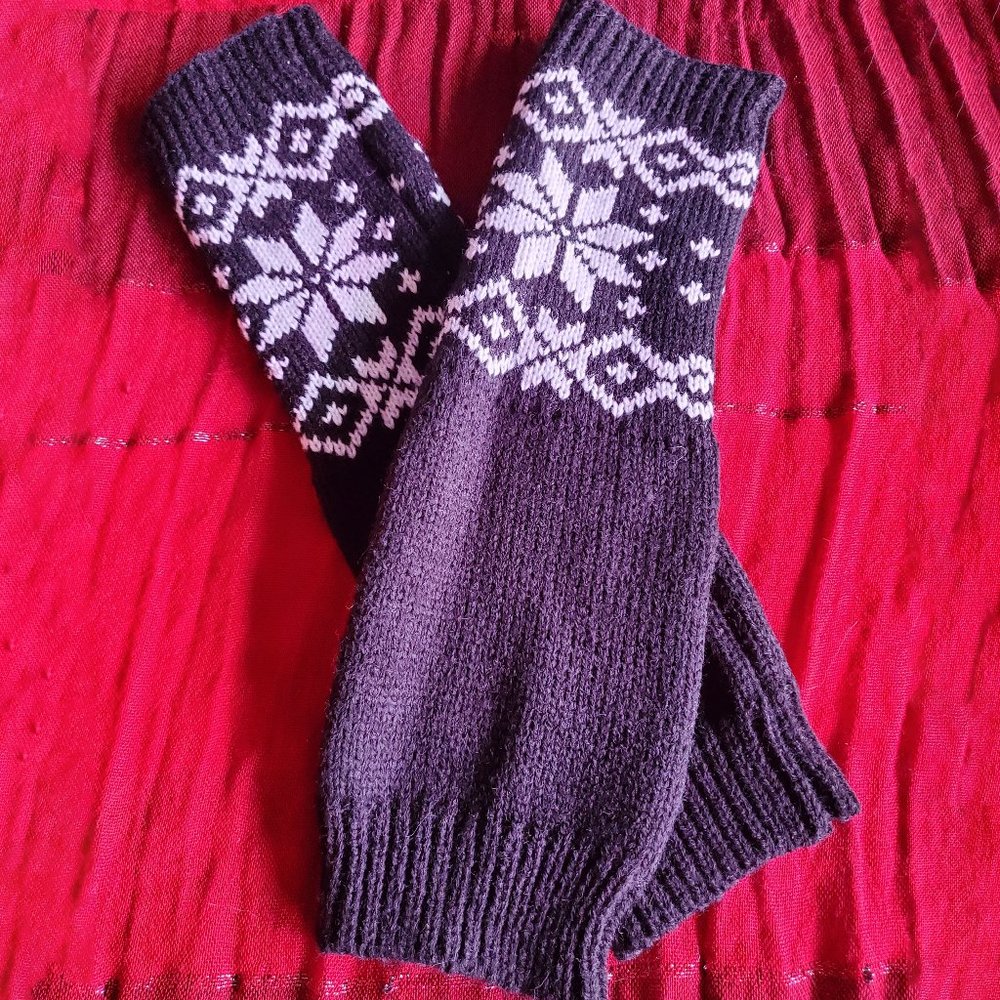 Brand New! Winter Scarf, Hat, Glove Set - Picture 4 of 7